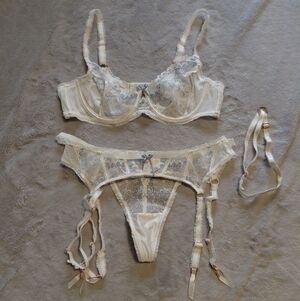 Lounge White Lace Lingerie Set Bra 38C Thong Size Large Garter Belt & Garters